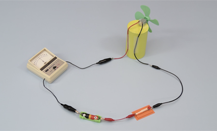 かん電池の向きと電流の向きの関係を調べる