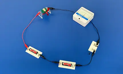 かん電池のつなぎ方と電流の大きさの関係を調べる（別の器具）