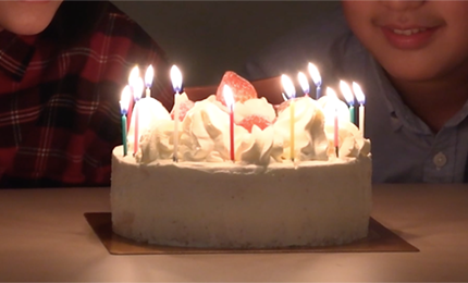 ケーキのろうそくが燃えるようす